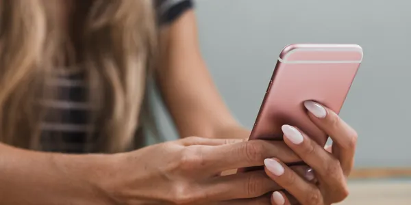 Mãos digitando no celular