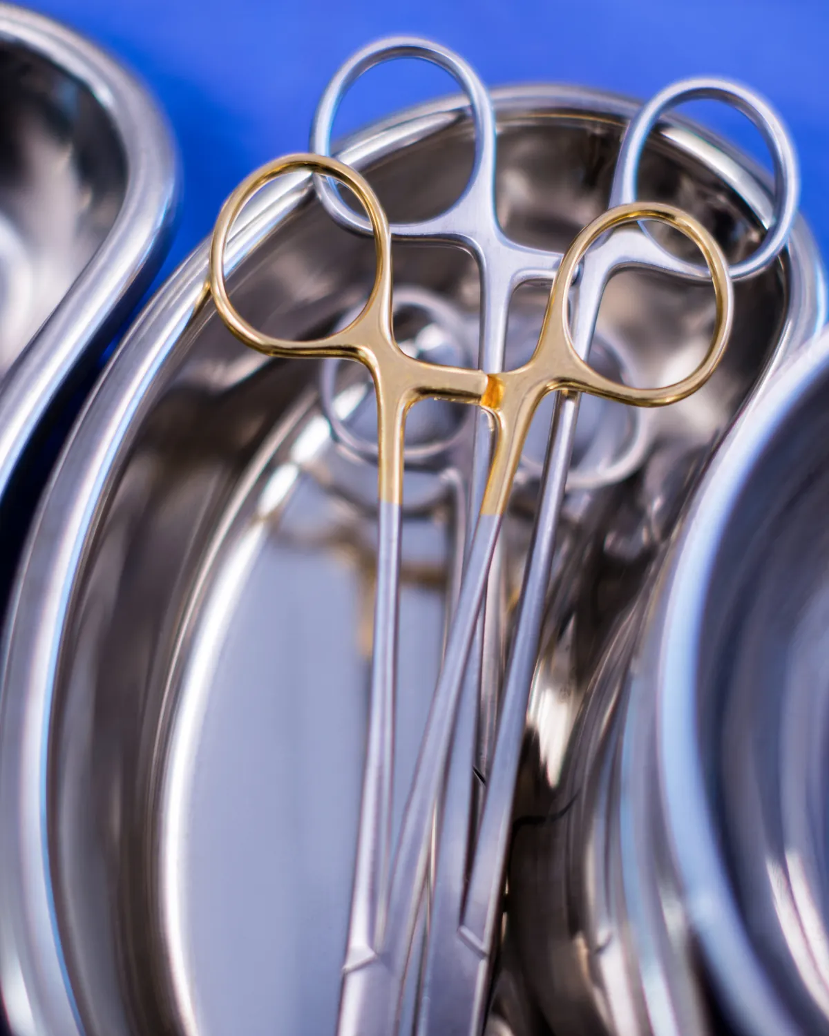 Instrumentos cirúrgicos em bandeja