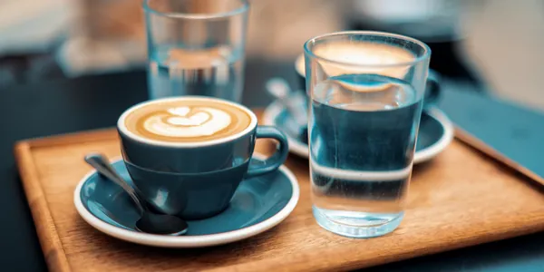 Xícara de café e copo de água